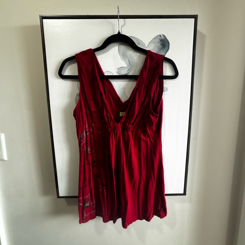 Orb Red V-Neck Sleeveless Top